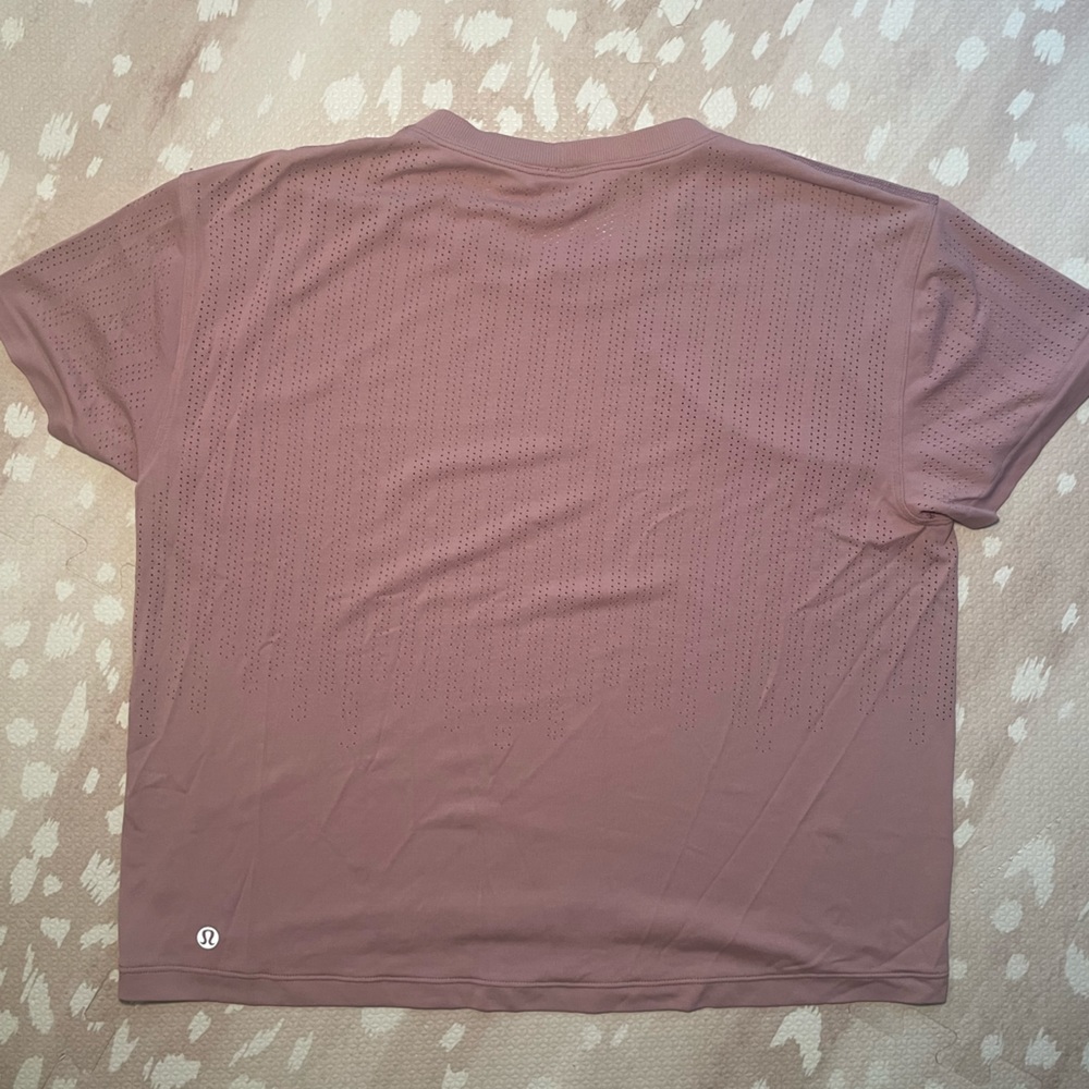 Lululemon Women’s Cropped Short Sleeve Tee Shirt. Size 6.
